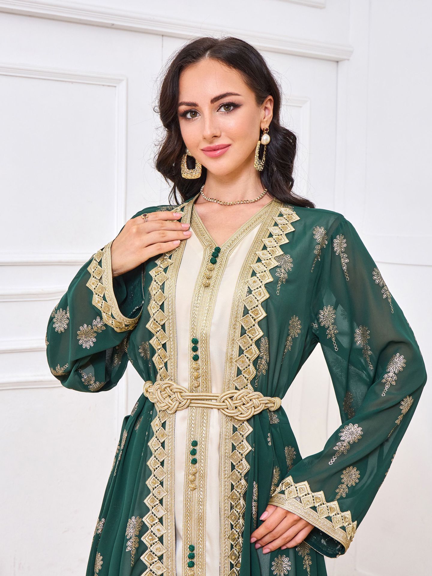 „Nur Amana“ Layla – Bestickter Luxus-Cardigan mit Gold-Verzierungen