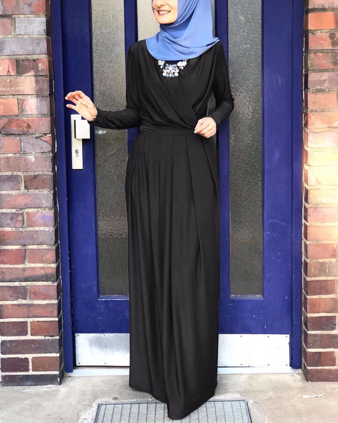 Amira-Abaya – Zeitlose Eleganz mit V-Ausschnitt
