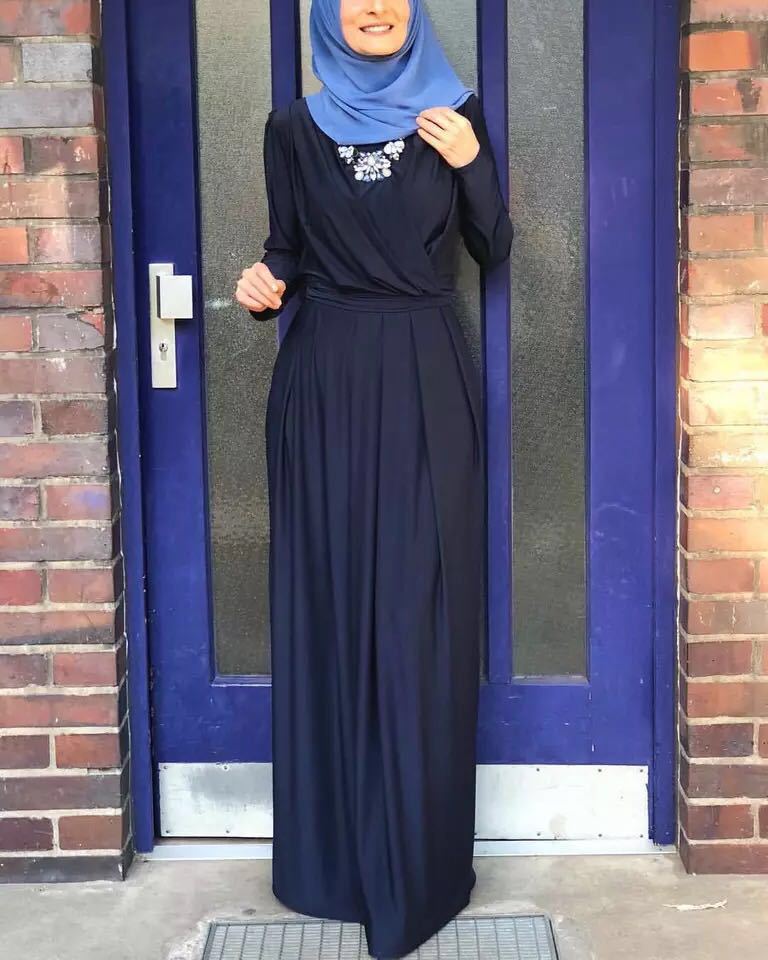 Amira-Abaya – Zeitlose Eleganz mit V-Ausschnitt