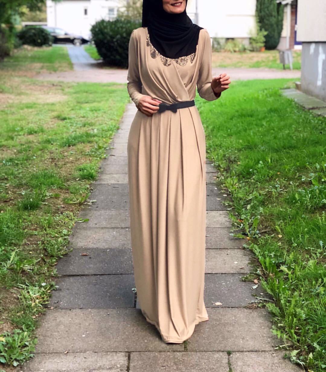 Amira-Abaya – Zeitlose Eleganz mit V-Ausschnitt