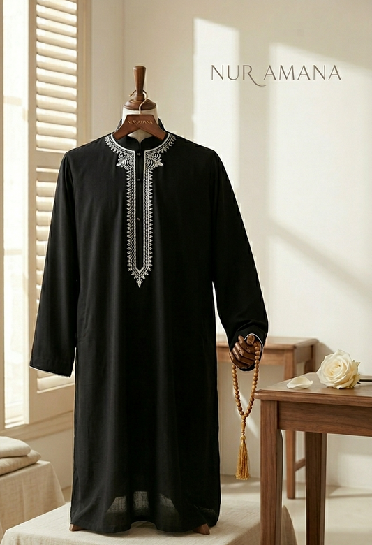 Premium Bestickter Männer-Thobe "Hassan"- Traditionelle Robe mit Silber-Stickerei (Schwarz)